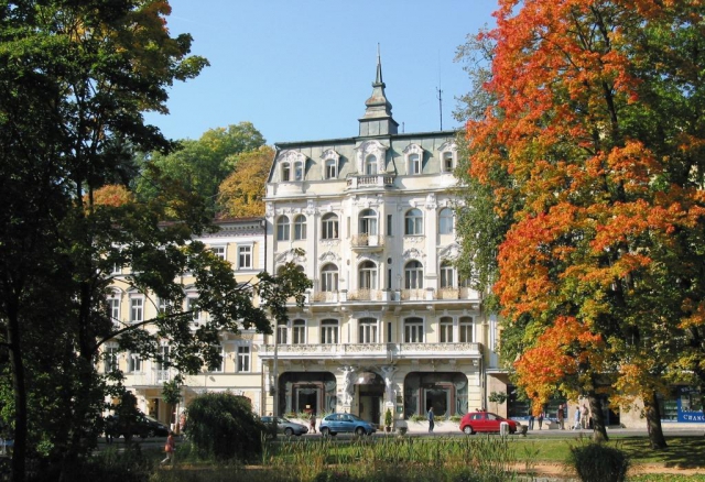 Pokud chcete poznávat a obdivovat krásy Mariánských Lázní, hotel Polonia je připraven posloužit vám jako ideální základna. Budete bydlet přímo v centru města na Hlavní třídě, naproti rozlehlému parku, založeném již před 200 lety Václavem Skalníkem. 